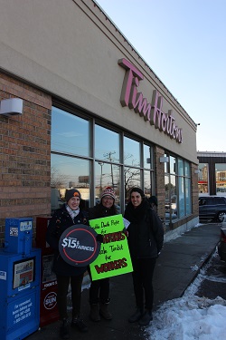 En déroulant les rebords de Tim Hortons, on découvre son vrai visage!