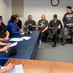 Les membres de la section locale 2332 à l’emploi de Prouse Chevrolet signent une nouvelle convention collective