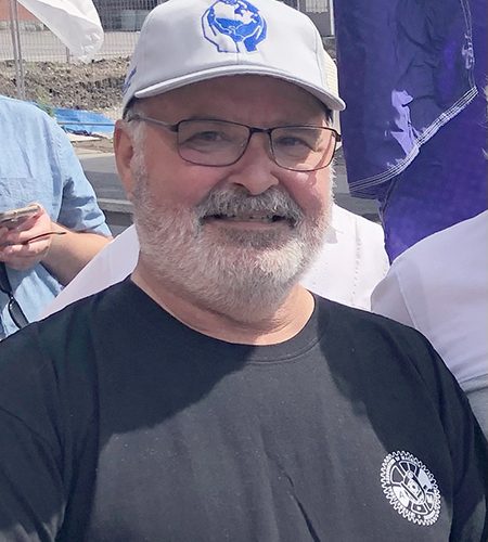 MacIsaac, un membre de l'AIM, se présente au premier rang de l'ASRC - appelant les retraités à se joindre !