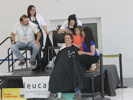 Laurence helps to shave her dad’s head while mum Veroniqe and Éric Goudreau look on.