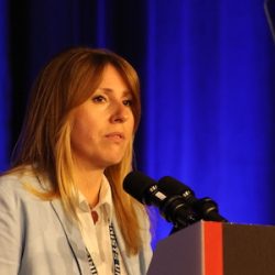 Ivana Saula, directrice de la recherche au Canada, discute la question de l'IA lors de la conférence sur l'unité et la croissance