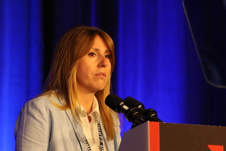 Ivana Saula, directrice de la recherche au Canada, discute la question de l'IA lors de la conférence sur l'unité et la croissance